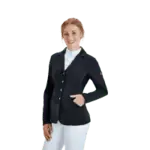 Frau in dunklem Reitturniersakko mit weisser Bluse und weisser Reithose
