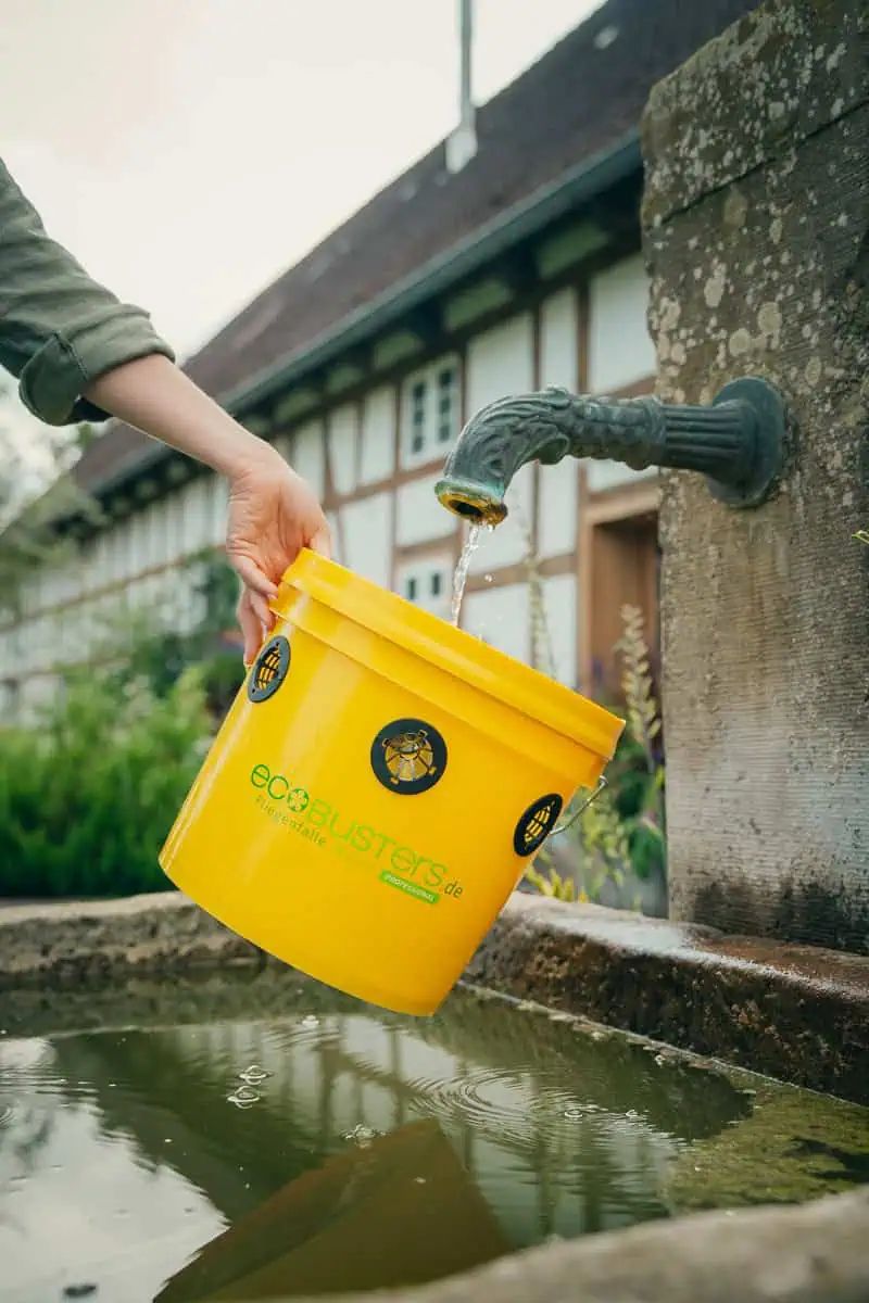EcoBusters capcană pentru muște Weide inclusiv atractant, în utilizare, în mână