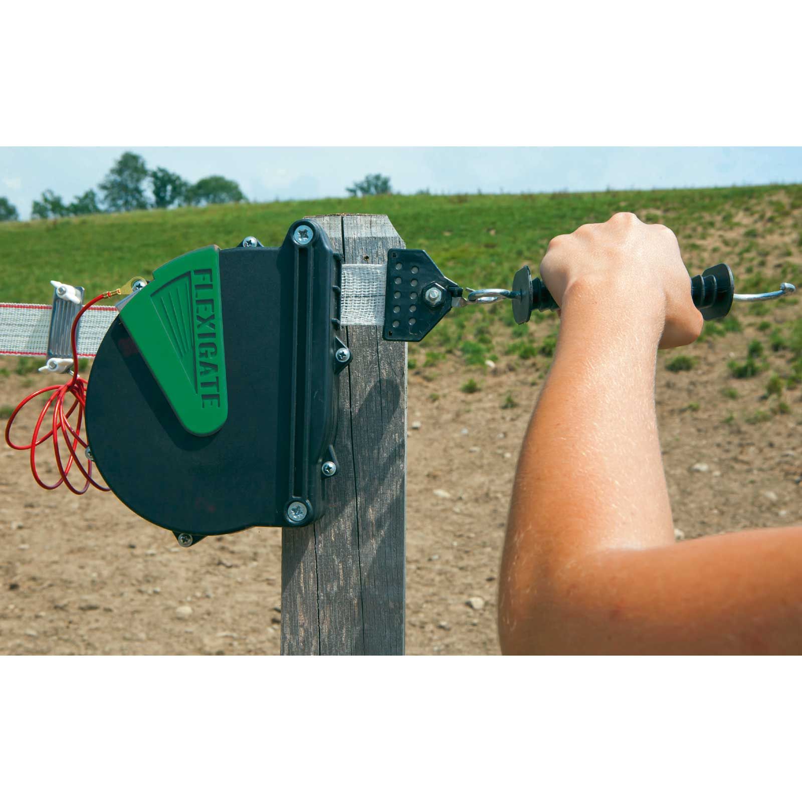 Kerbl Flexigate kapurendszer szalag 7,5 m x 40 mm, használat közben, a legelőn