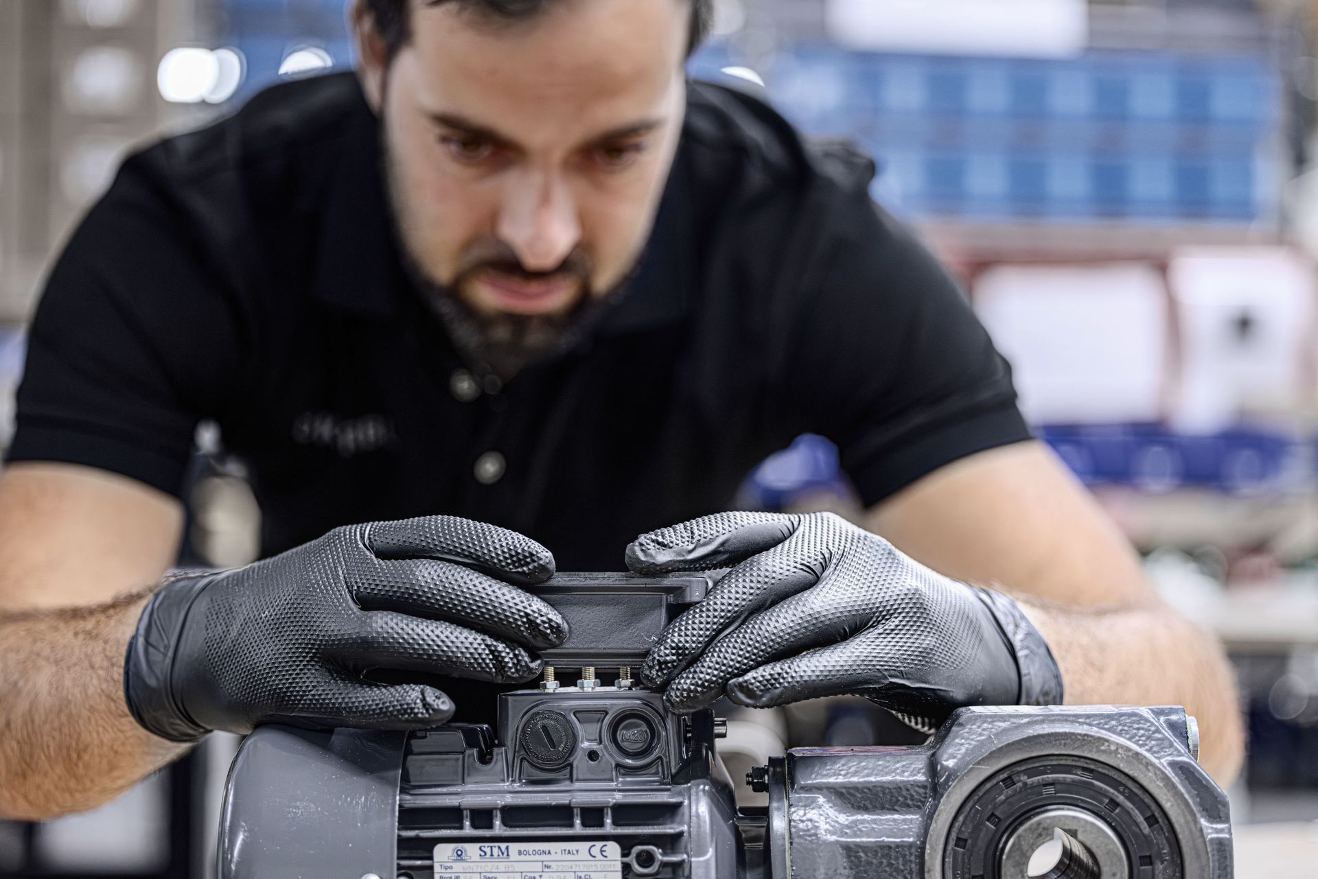 Kerbl Nitrile Disposable Gloves X-Grip Black, oil and chemical resistant, black, in use