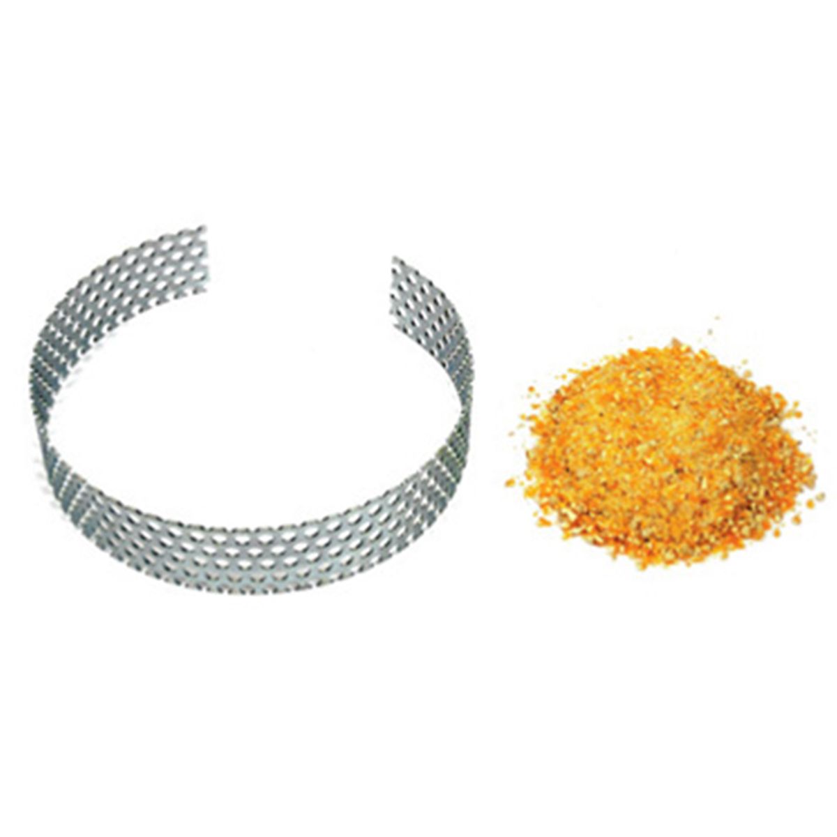 gebogenes Metallgitter als Ring und ein Haufen gelb oranges Granulat