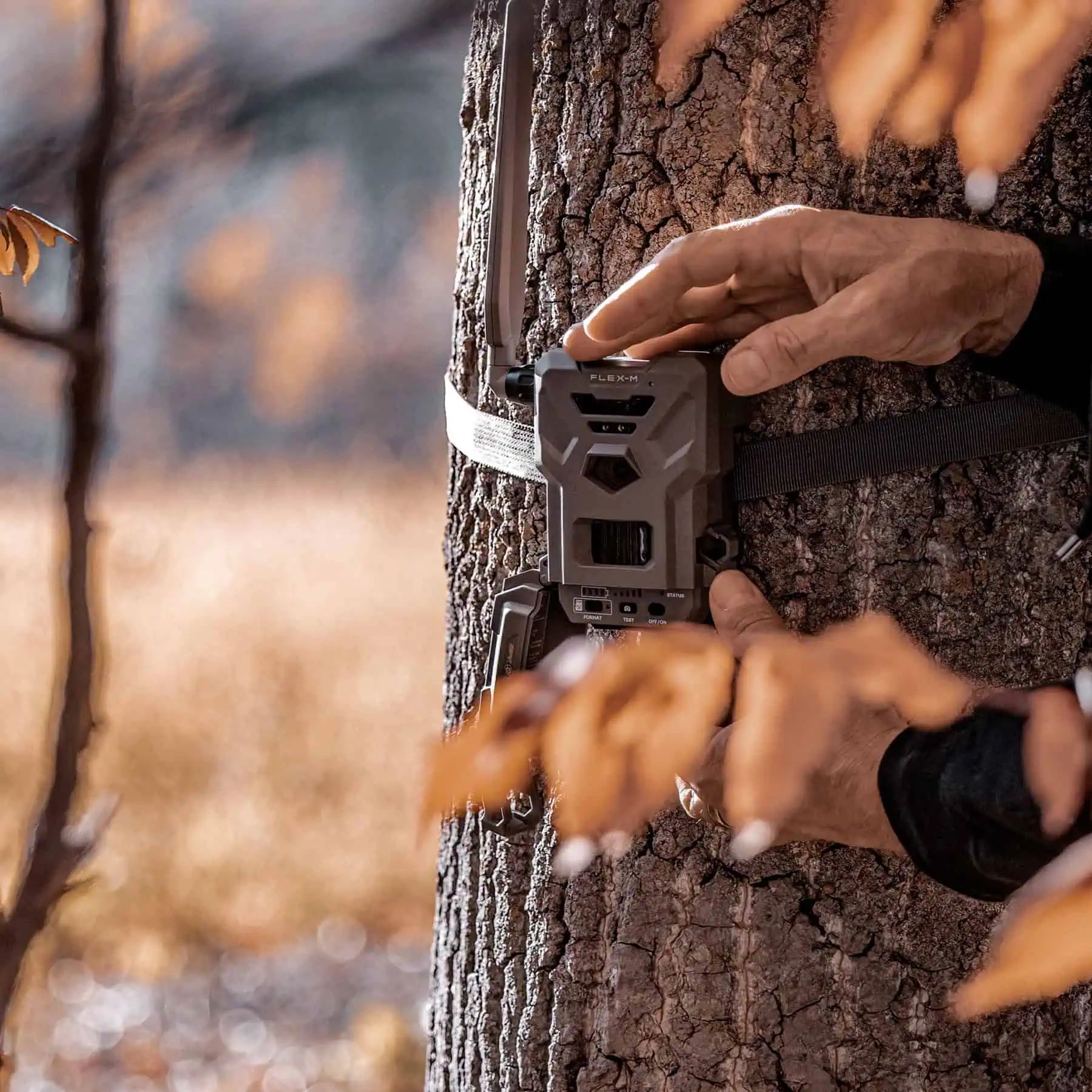 Spypoint Wildkamera FLEX-M, 4 Stück, Mobilfunk-Set für die Jagd, Anwendungsbeispiel, in der Hand