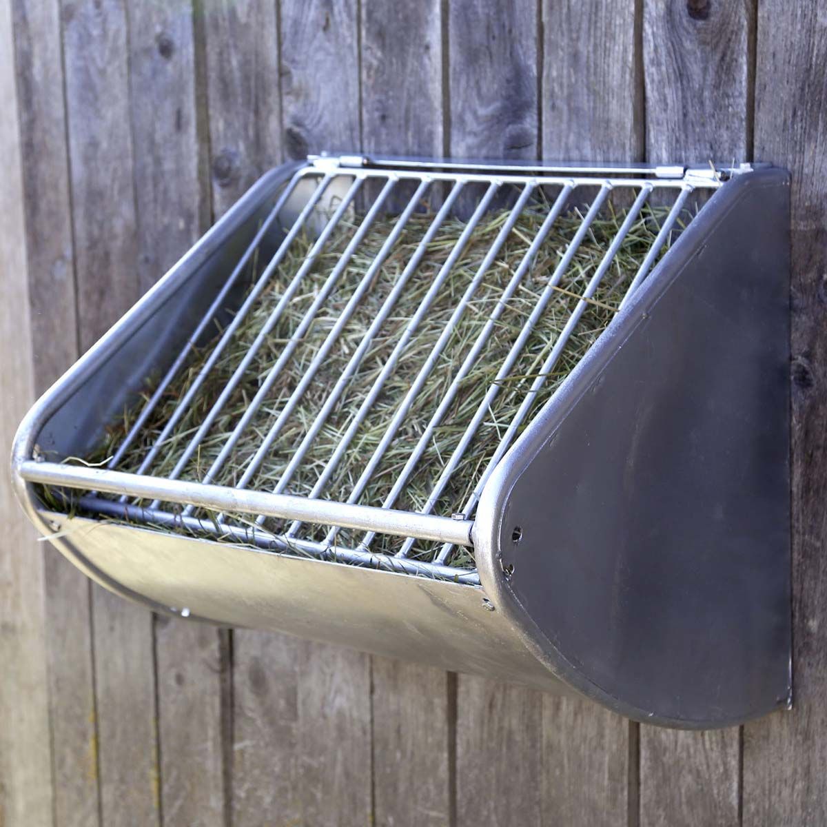 Heuraufe mit Futterspargitter fuer die Heuration beim Pferd