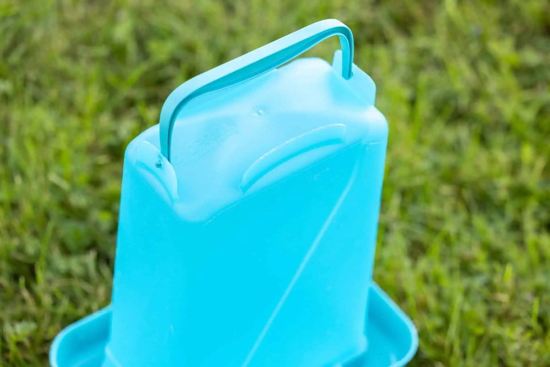 Kerbl Abbeveratoio per pollame con piedini, resistente alle intemperie, 3,5 L