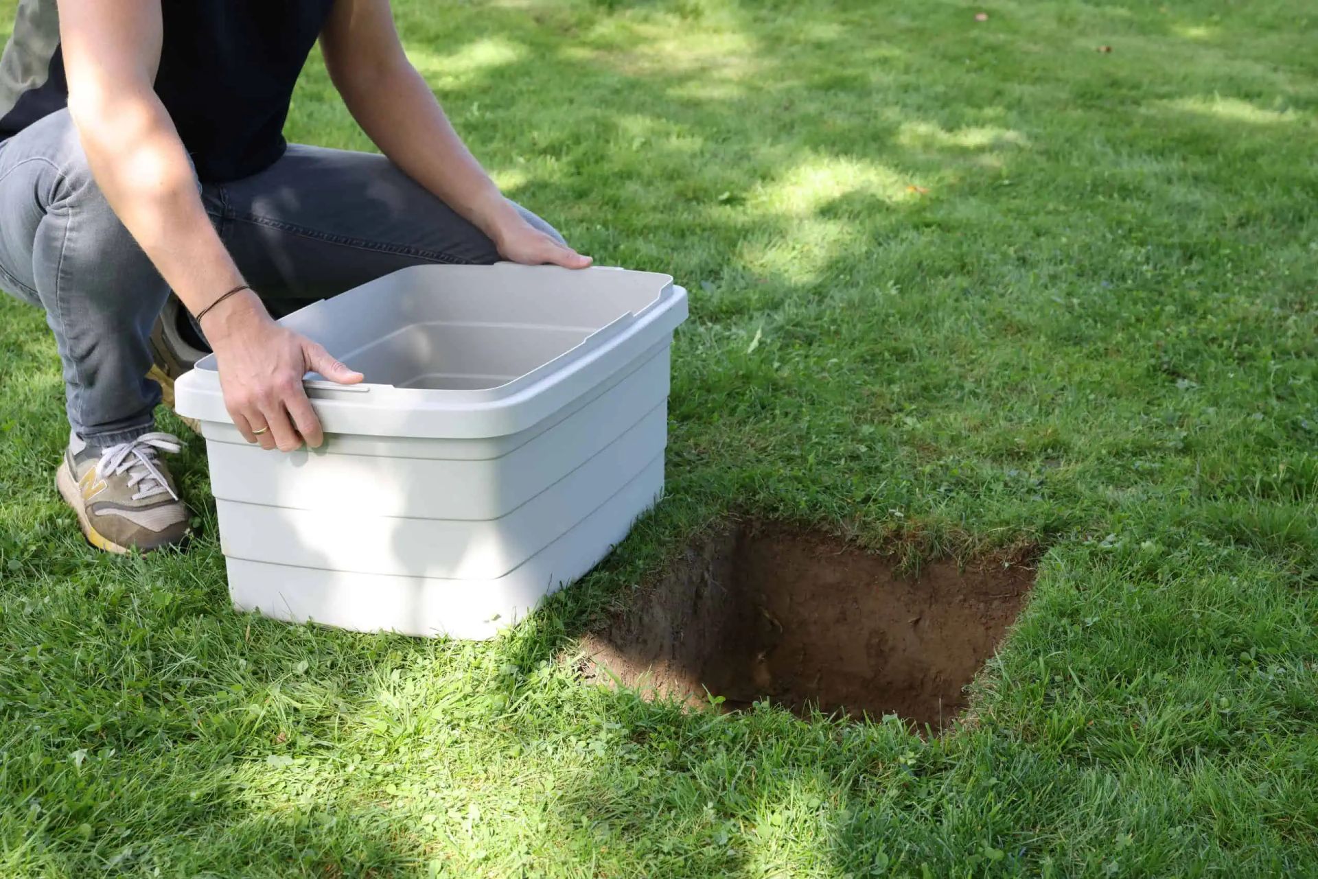 Kerbl Kaninchenbau Bunny Base Komplettset mit Trink- und Fressvorrichtung, im Einsatz