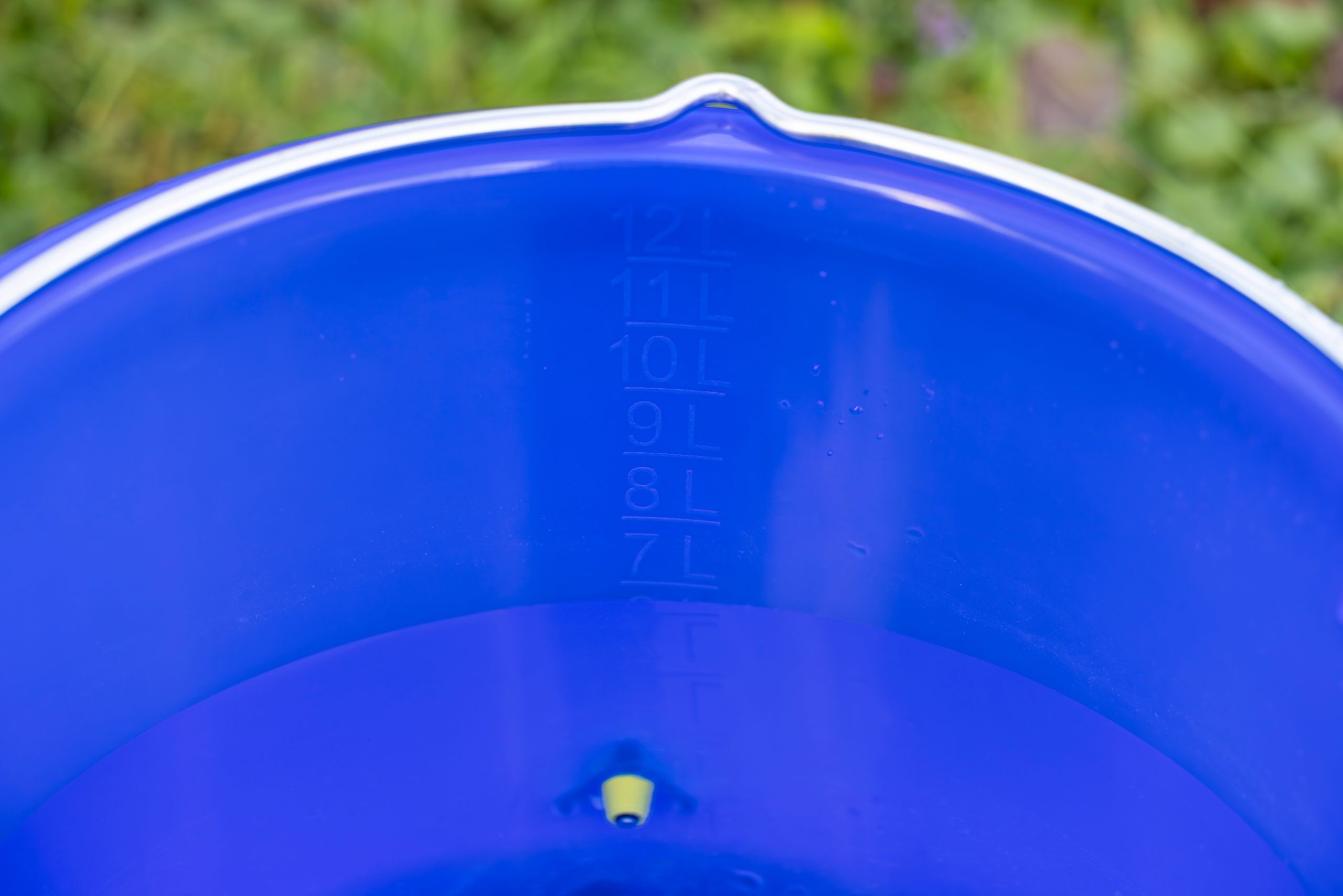 blue container, bucket, water container, inflatable tub, measurement scale