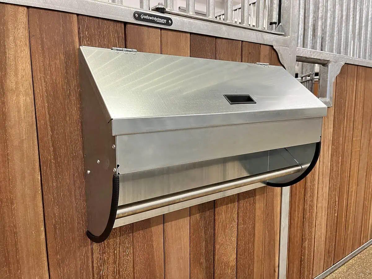 Growi Spinni Box Cabinet, Galvanized, Grooming Box for Stall Front, in use