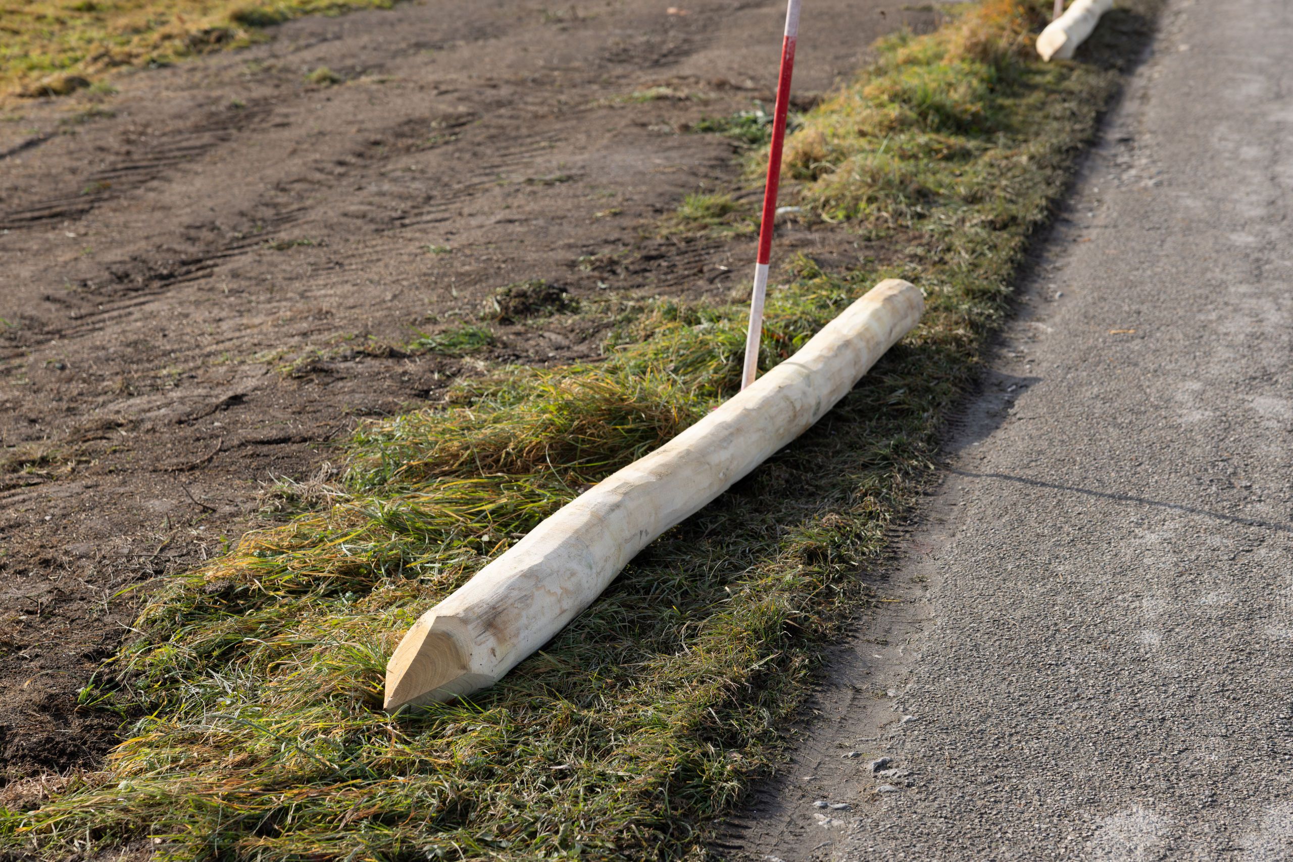 Holzpfahl, Holzpfosten, Baustellenschild, Pfahl, Straßenrandbarriere