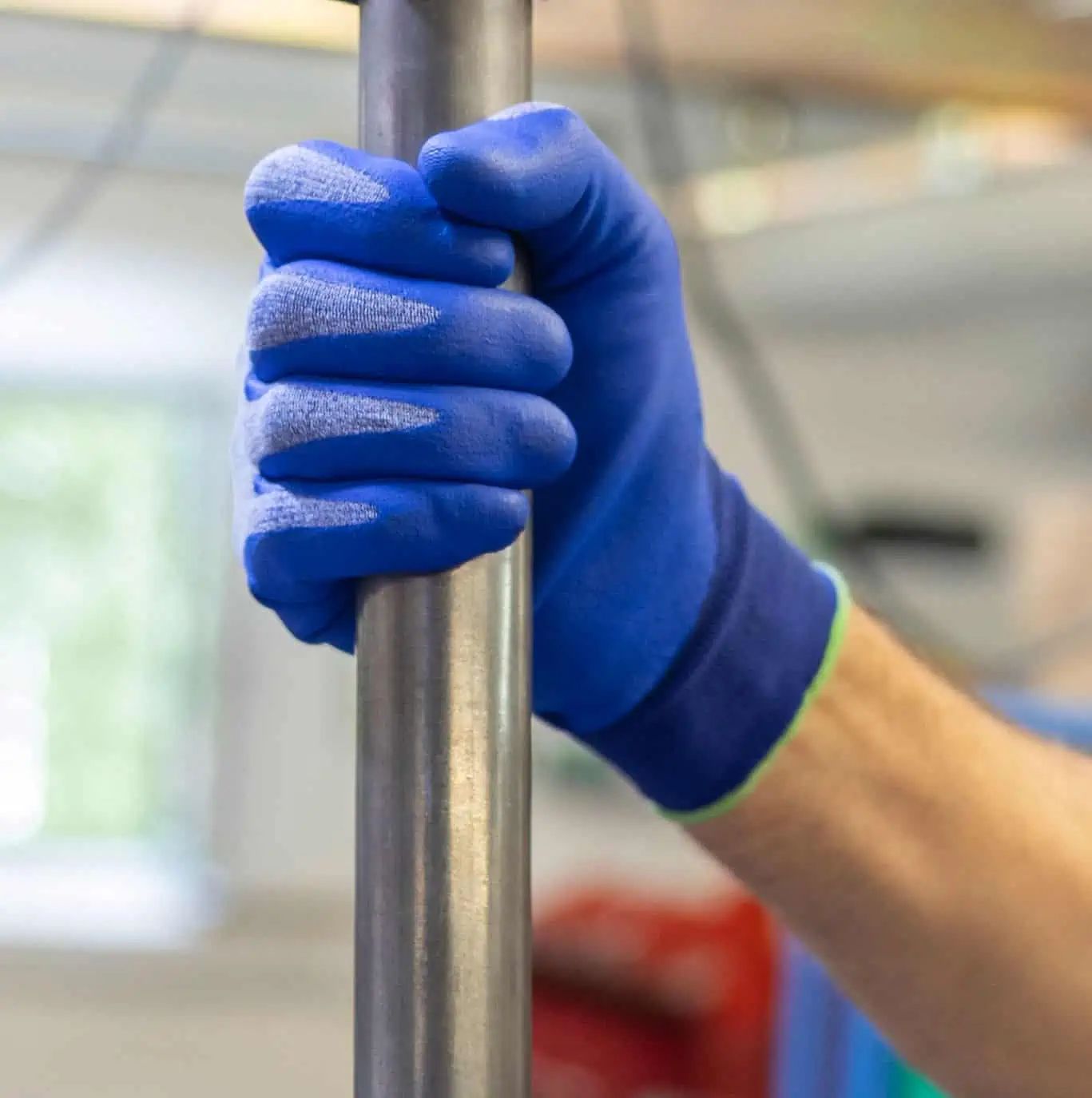 Kerbl Arbeitshandschuh MagneX 538 NanoFinish, wasserdicht griffig, im Einsatz, in der Hand