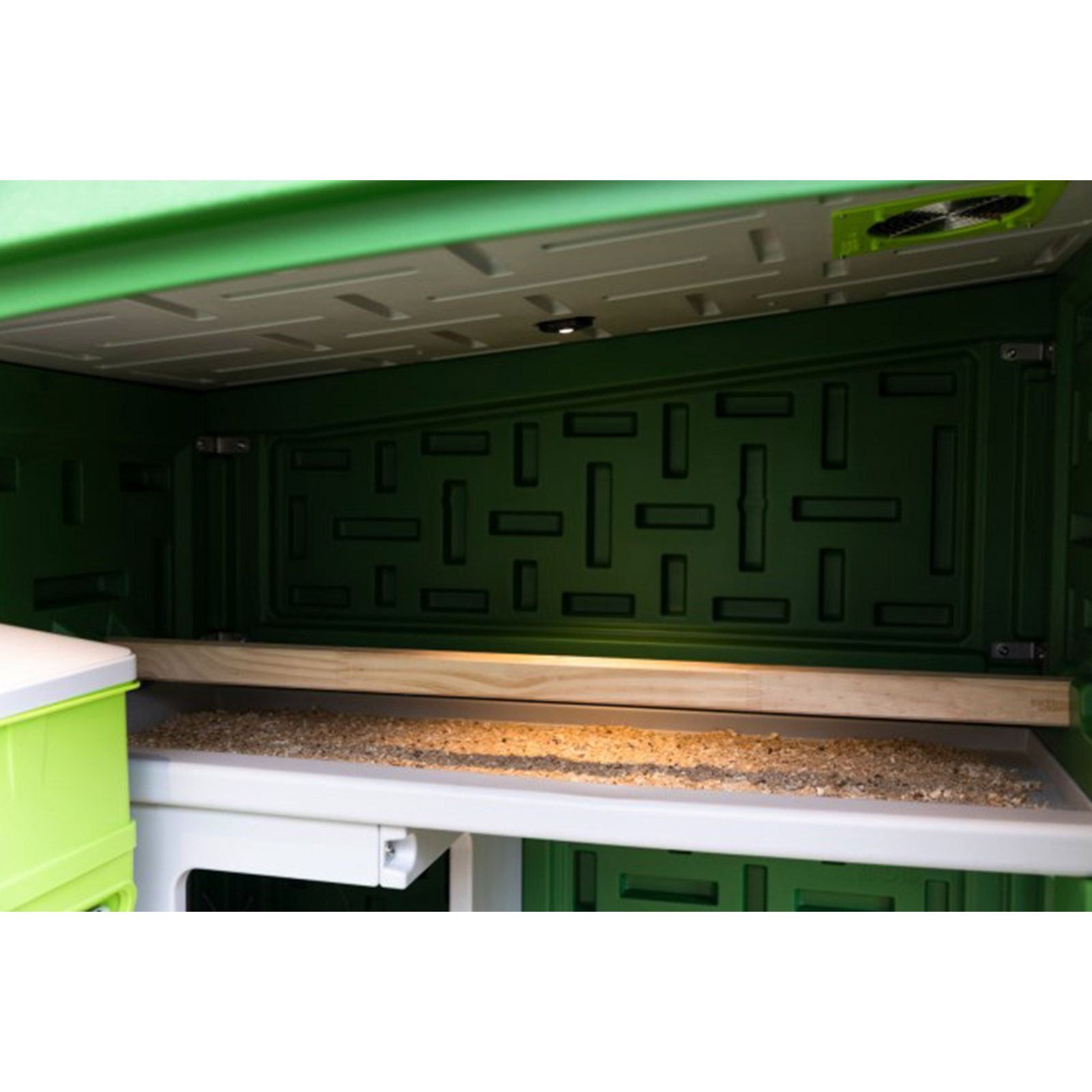 Kerbl SmartCoop LED Hühnerstall Beleuchtung mit Tag-Nacht-Rhythmus Steuerung, Detailansicht, im Stall