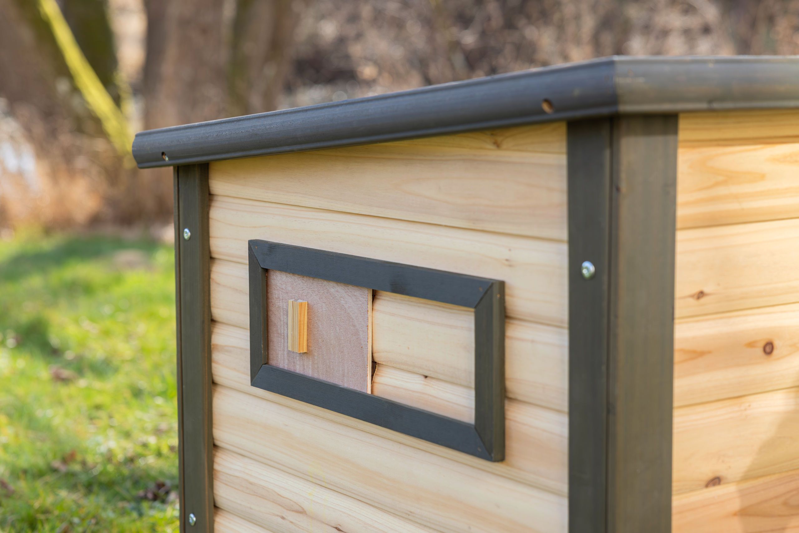 Holzschuppen, Hundehütte, im Freien, Holzplanken, schwarzbraunem Rand