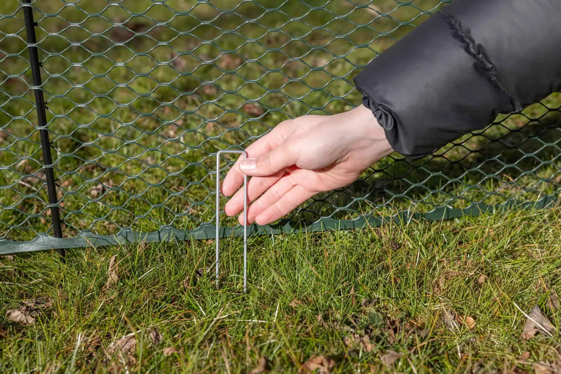 Kerbl Geflügelnetz MultiFence 90 cm x 25 m, mobil, mit Erdankern, Detailansicht, in der Hand