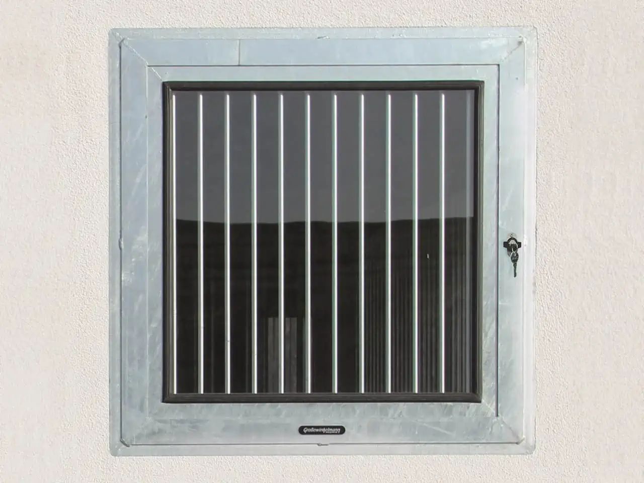 Growi Stallfenster gerade, drehbar, 1x1 m mit Innengitterrahmen, Vorderansicht