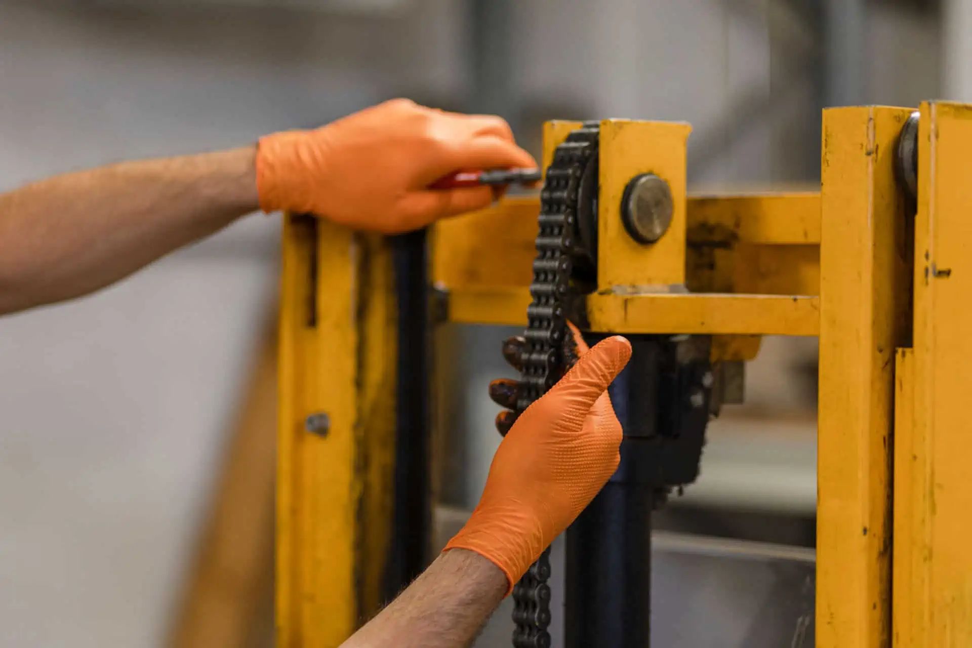 Gant jetable Nitrile X-Grip Kerbl, orange, 50 pièces, en utilisation, dans la main