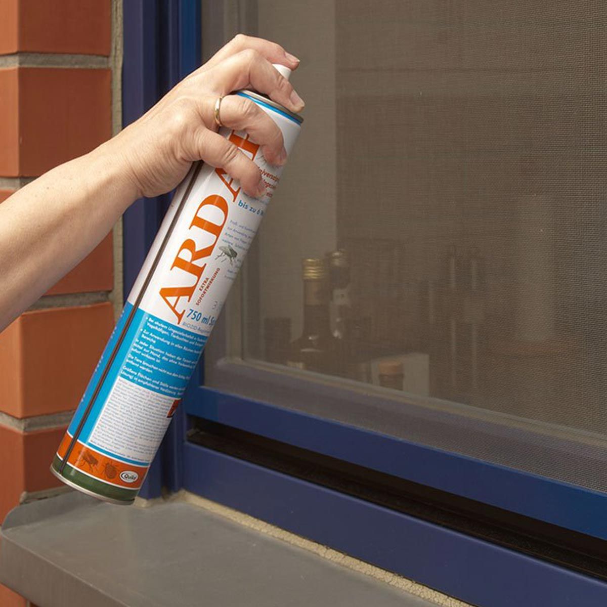 ARDAP rovarirtó spray, 750 ml, használat közben, kézben