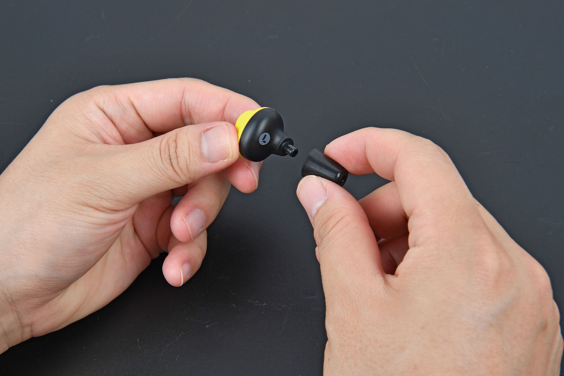 Kerbl Works Gehörschutz InEar Kopfhörer Buds mit Bluetooth, Detailansicht, in der Hand