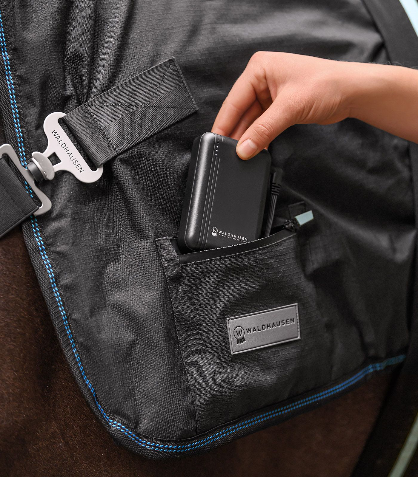 Waldhausen Powerbank 5000 mAh für TecSupreme Heiz- & Massagedecke, im Einsatz, Tasche