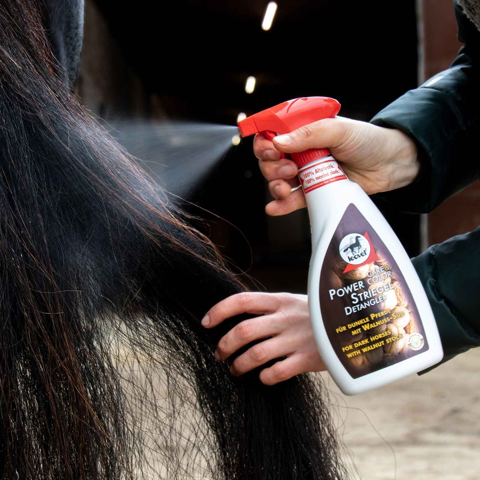 leovet Power Striegel Walnuss Mähnenspray für dunkle Pferde, 550 ml, im Einsatz, in der Hand