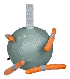 Runder Spielball in grün mit Trageschlaufe, umgeben von angehängten Karotten aus Stoff