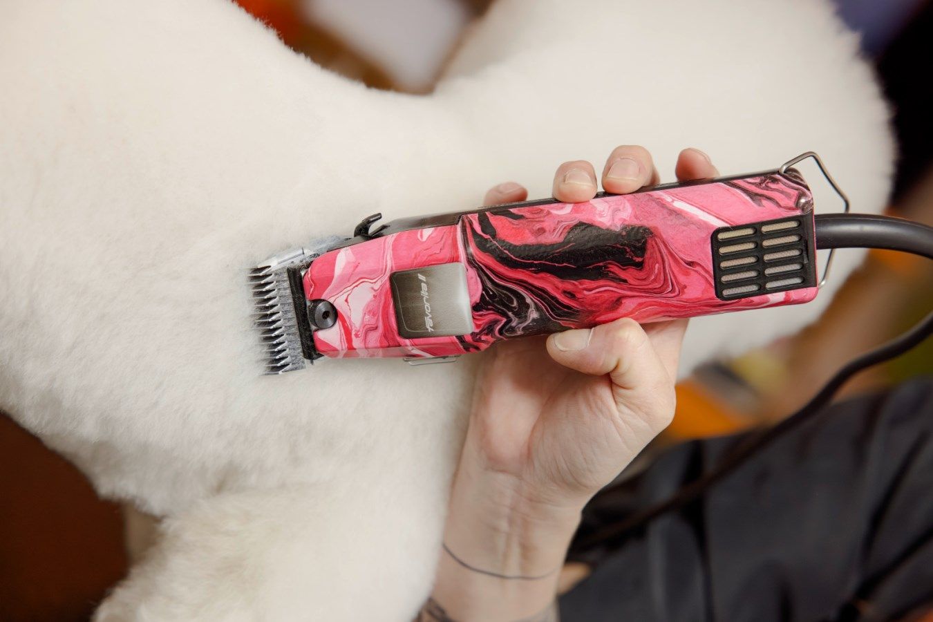 Aesculap Favorita II Tosatrice Professionale per Cani, Rosa, in uso, in mano
