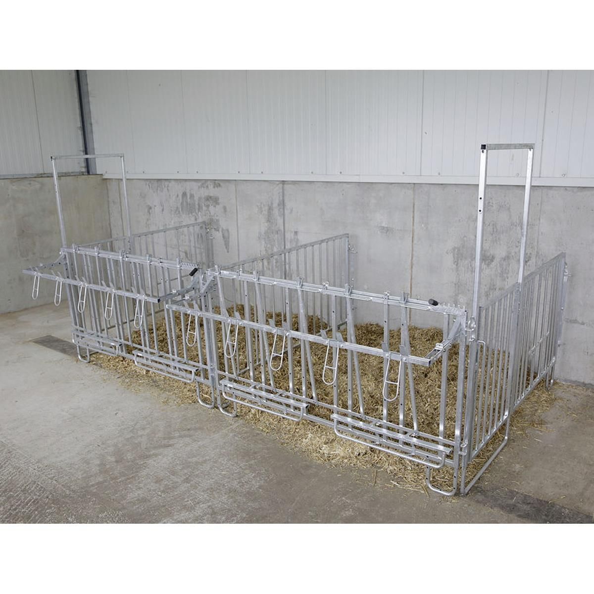 Cornadis Modulaire pour veaux, Enclos d'alimentation, en utilisation, à l'écurie