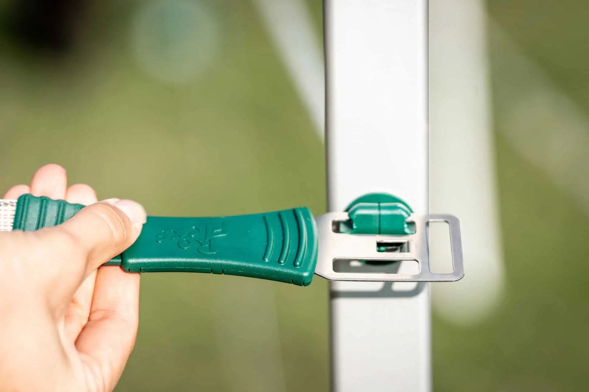 RoFlexs Zaunsystem Premium 145 Set, mobiler Weidezaun für Pferde, im Einsatz, in der Hand