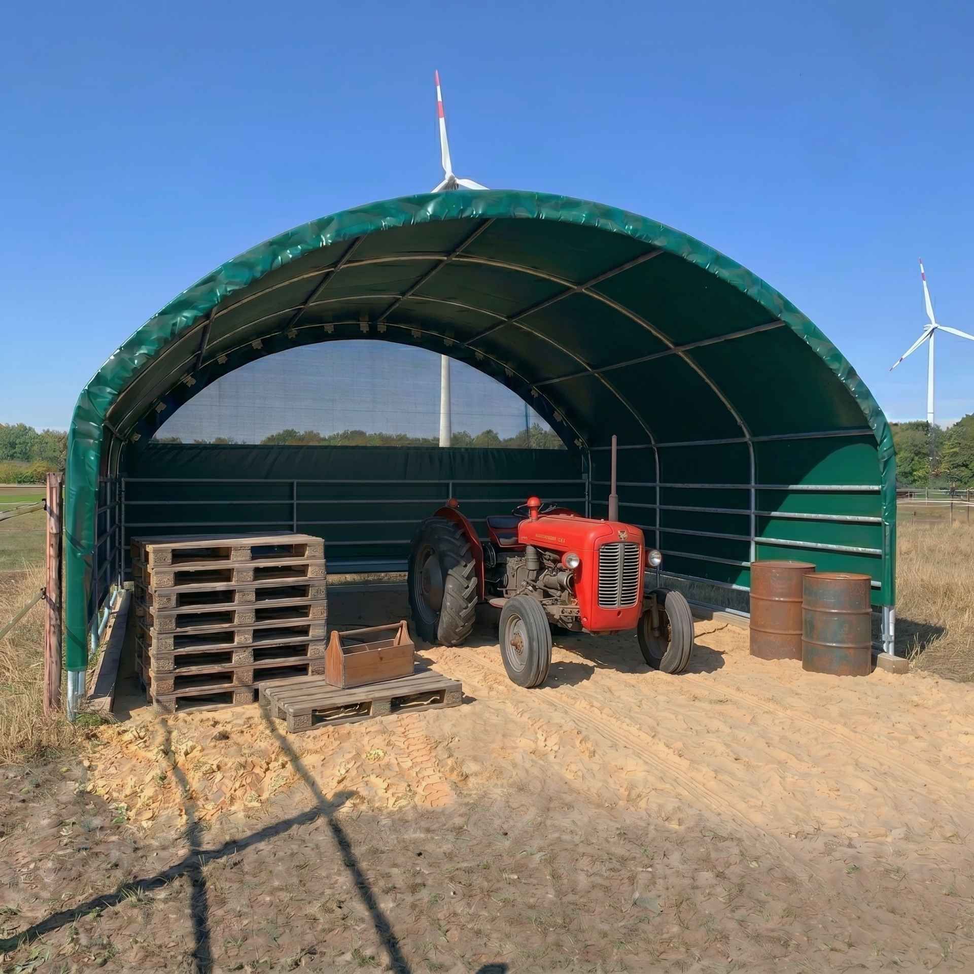Traktor, Lagershelter, grünes Dachzelt, Paletten, Fässer