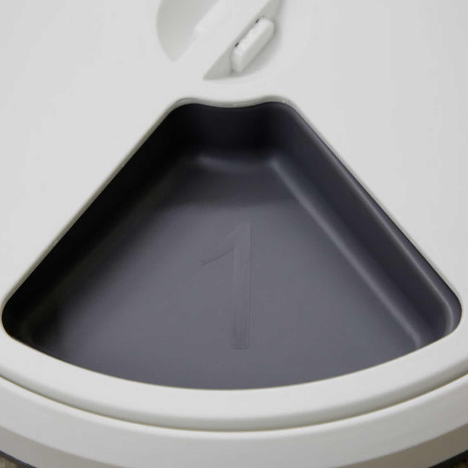 Automatic feeder for 5 meals, detail view