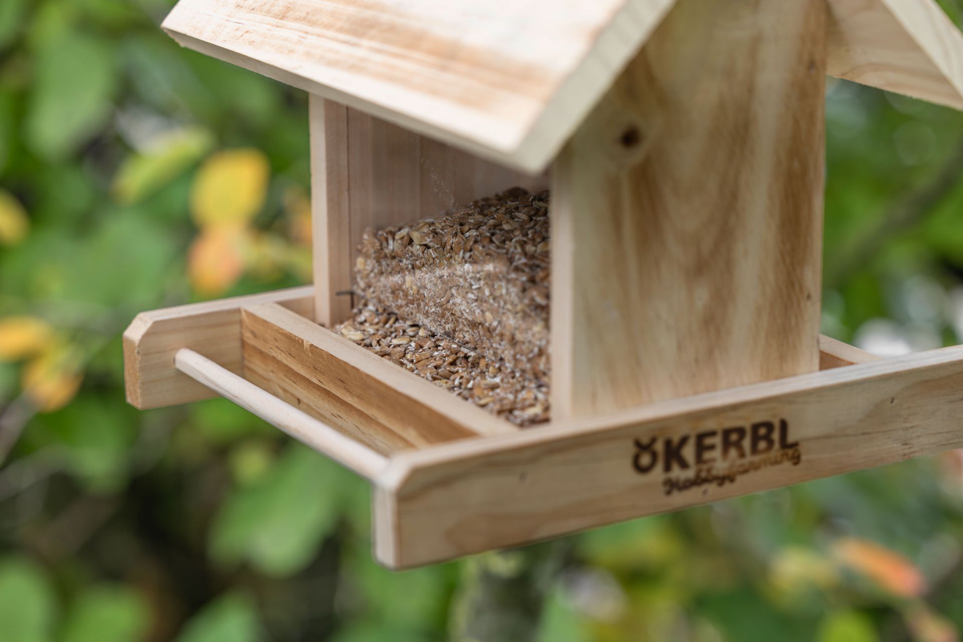 Kerbl Riederstein Fågelbord, trä med akrylglas, 1,4 L, detaljbild, foder