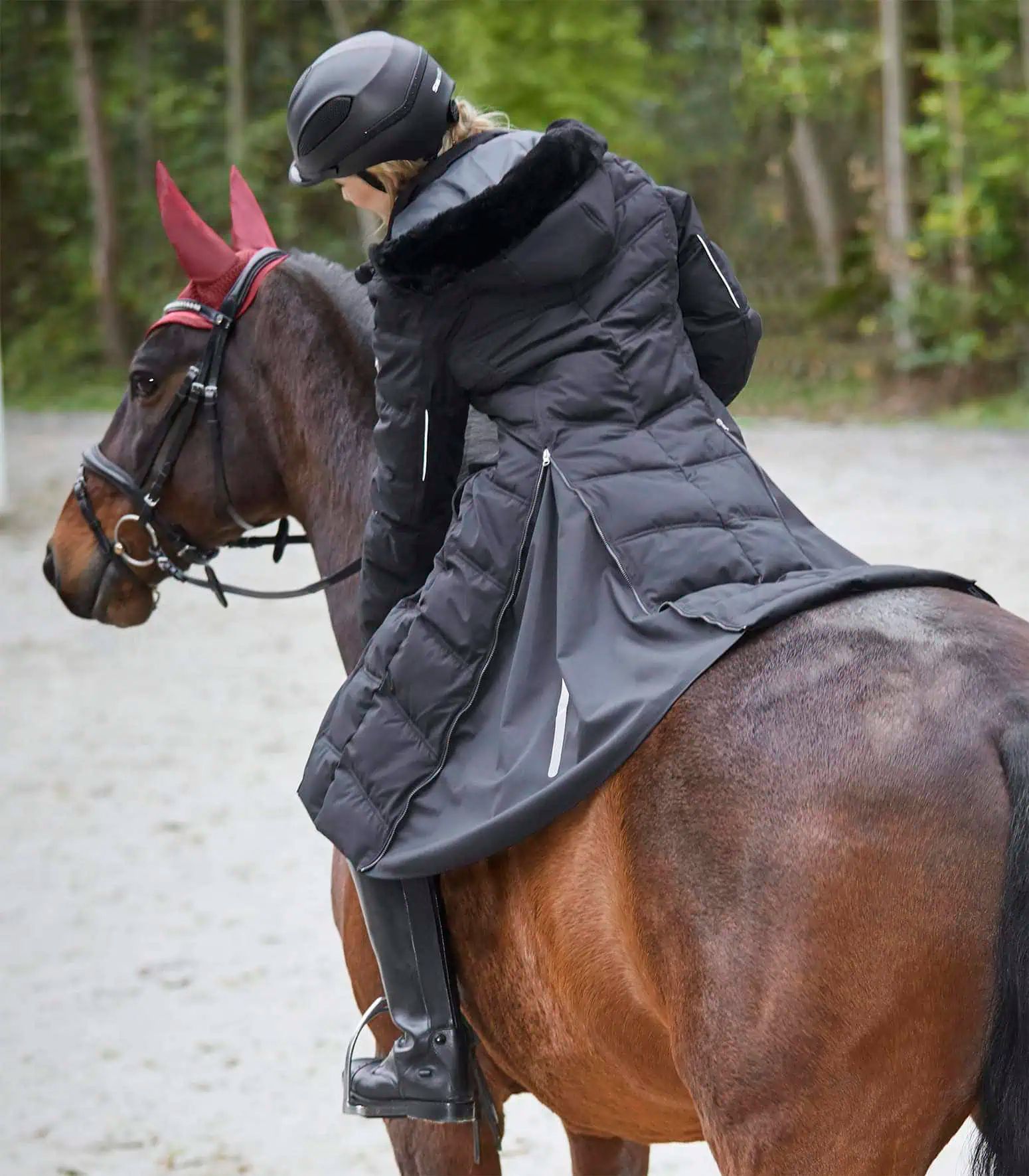 ELT Saphira Ridrock, Vadderad Vinterrock med Huva för Damer, i användning