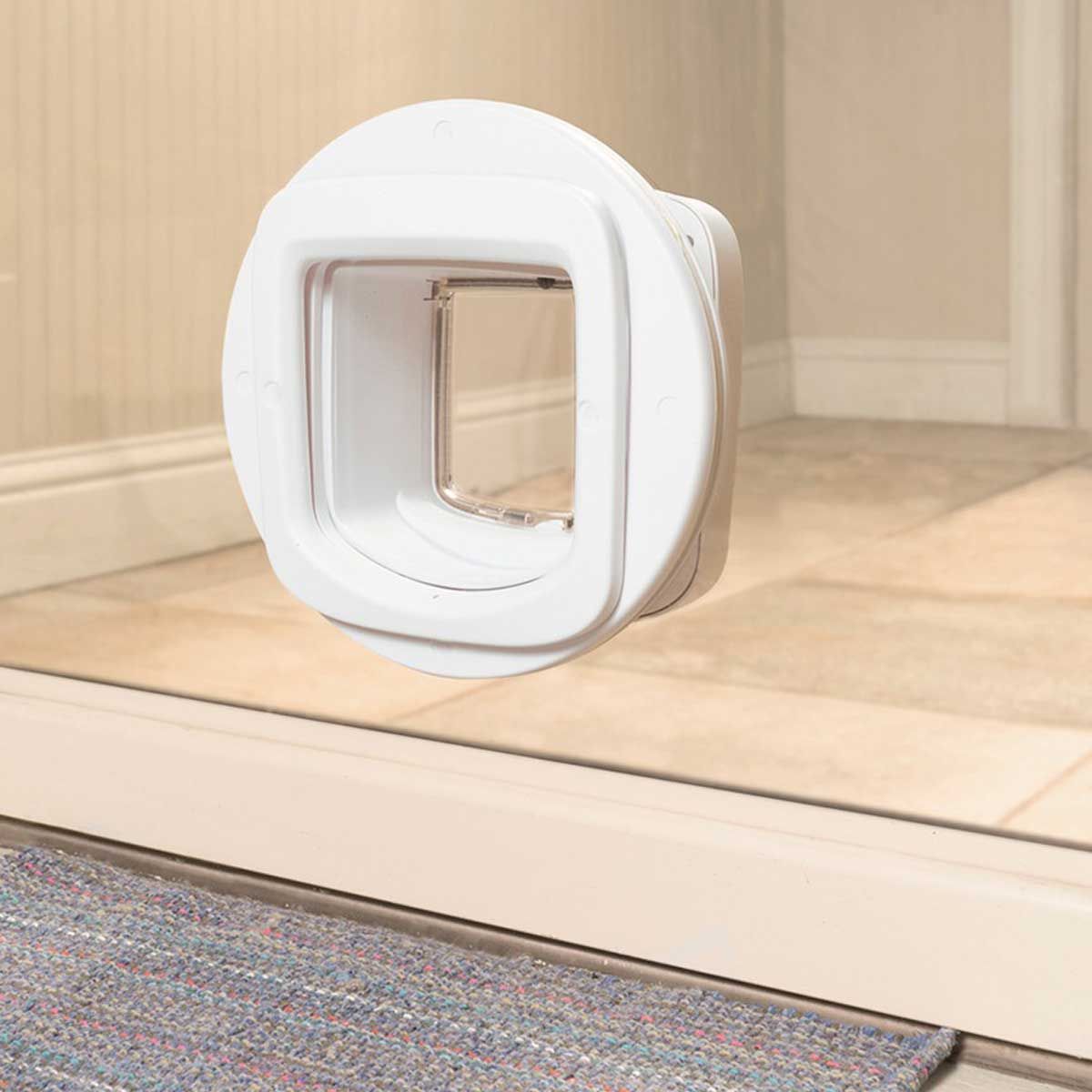 PetSafe PETPORTE Microchip Katzenklappe mit 4-Wege-Verriegelung, im Einsatz