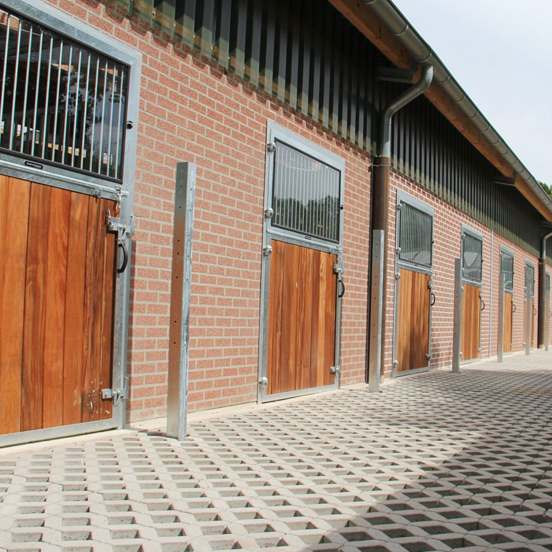 Stalltüren, Holztüren, Backsteinwand, Pferdehaltung, Pflasterungen