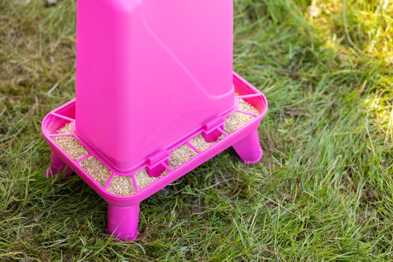 Mangeoire pour volaille Kerbl sur pieds, grille anti-gaspillage, plastique, en utilisation