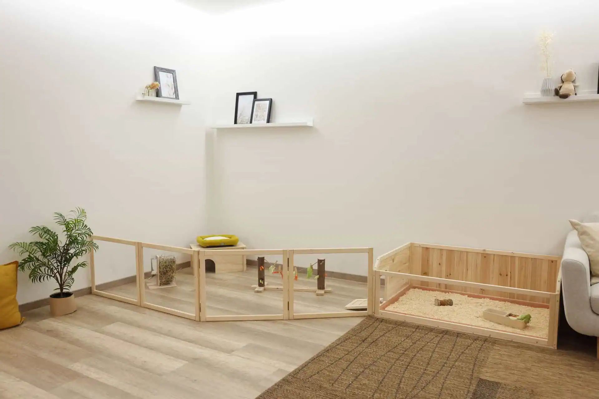 Holzlaufgitter und offenes Holzbett fuer Kleintiere in hellem Wohnraum