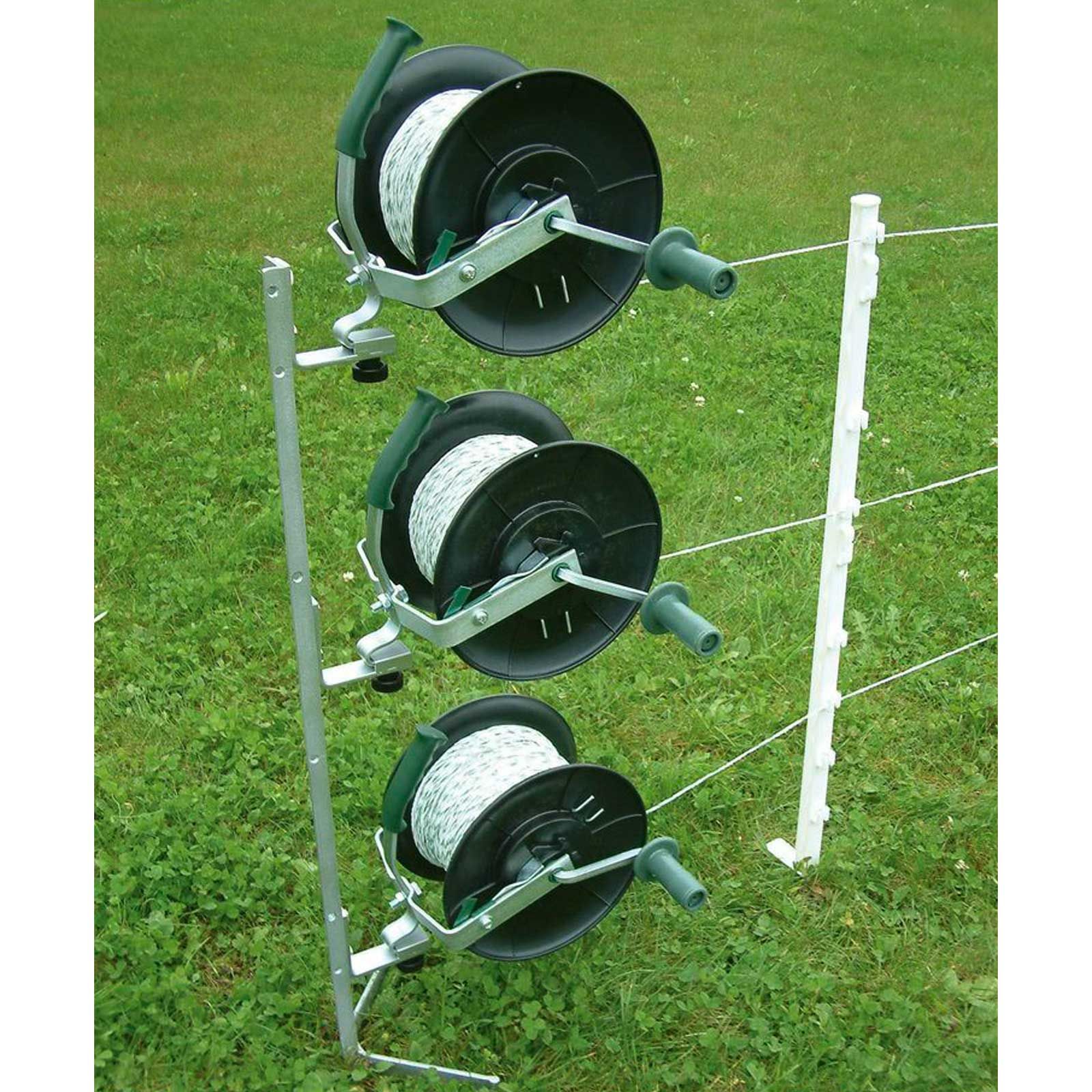 Piquet multi-usage Kerbl en métal pour 3 bobines, longueur 120 cm, en utilisation, au pré