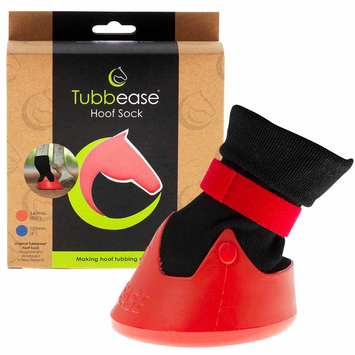 Verpackung eines roten Hufschuhs mit Textilmanschette neben aufgestelltem Produkt