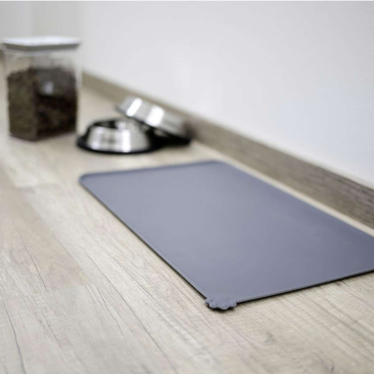 Kerbl Napfunterlage Silikon mit Rand, rutschfest, 47 x 29 cm, im Einsatz, im Wohnraum