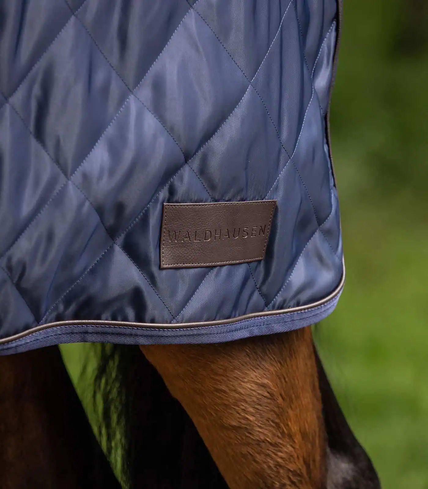 Waldhausen Couverture de manège Exclusive, fourrure synthétique, bleu nuit 125 cm
