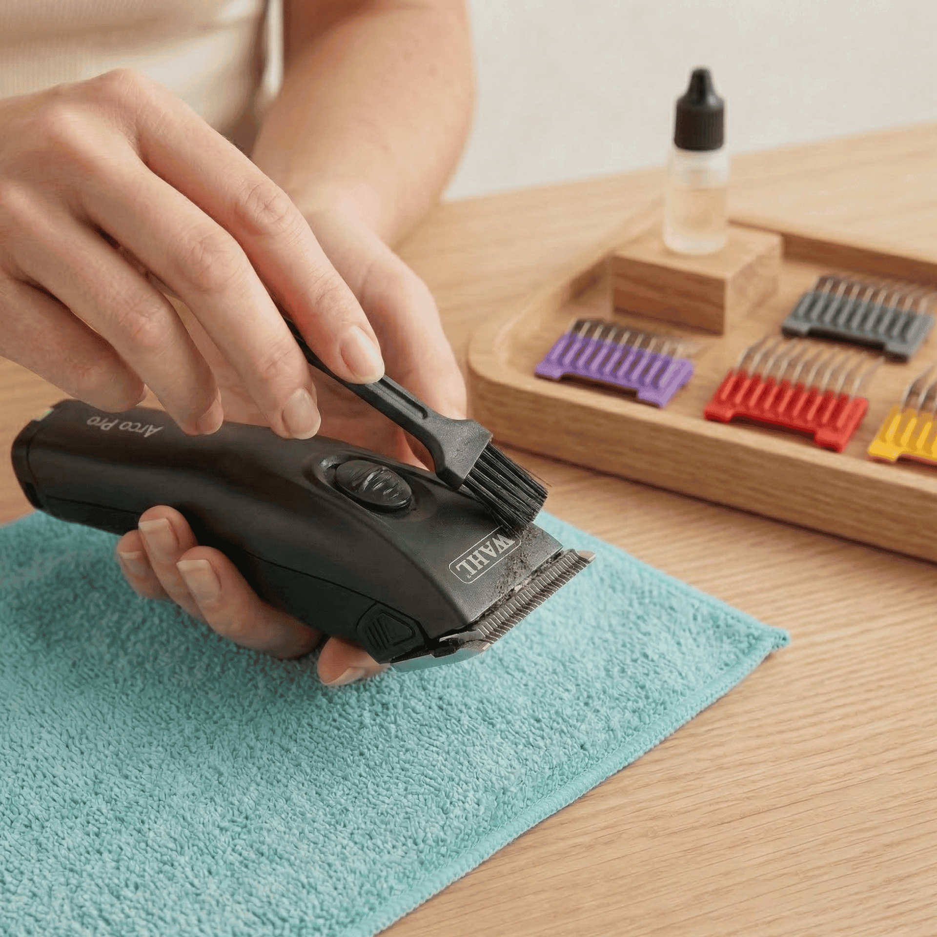 Wahl Arco Pro Schermaschine mit Aufsteckkamm-Set, Akku-Trimmer, im Einsatz, in der Hand