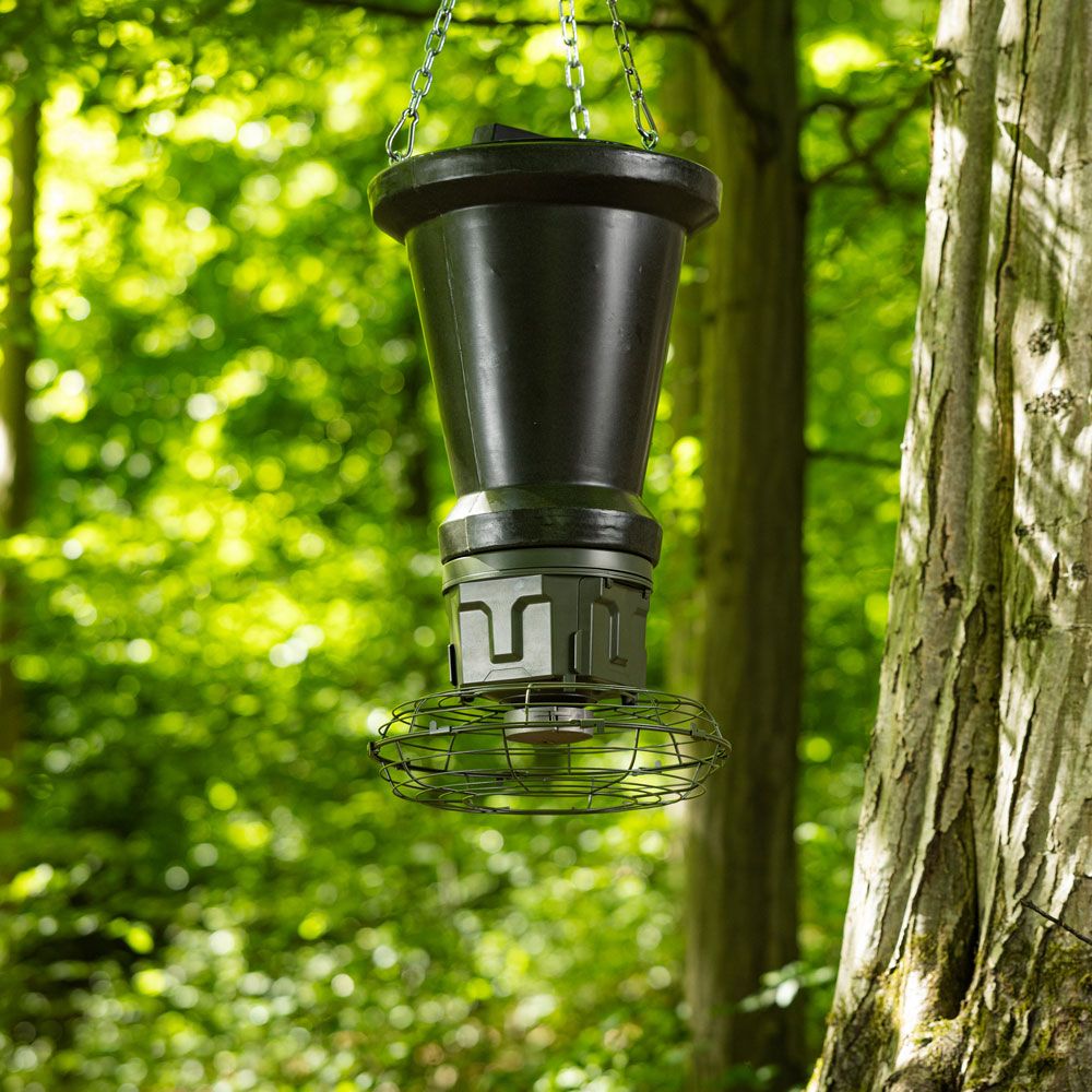 Eurohunt Evolution 2.0 game feeder 12 V, on a tree in the hunting ground