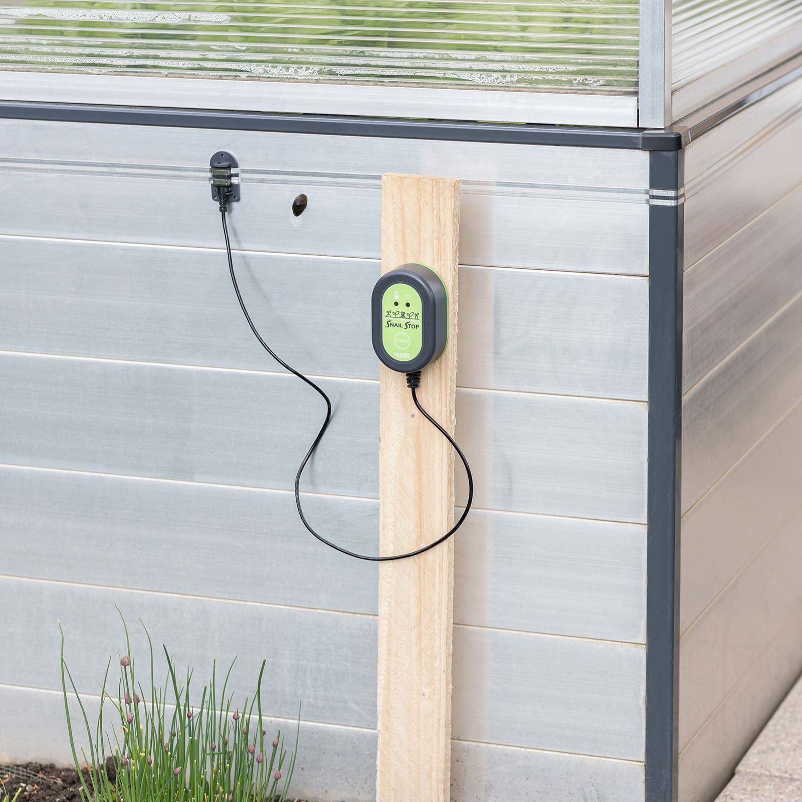 Kerbl SnailStop Elektrischer Schneckenzaun Starter Set, im Einsatz