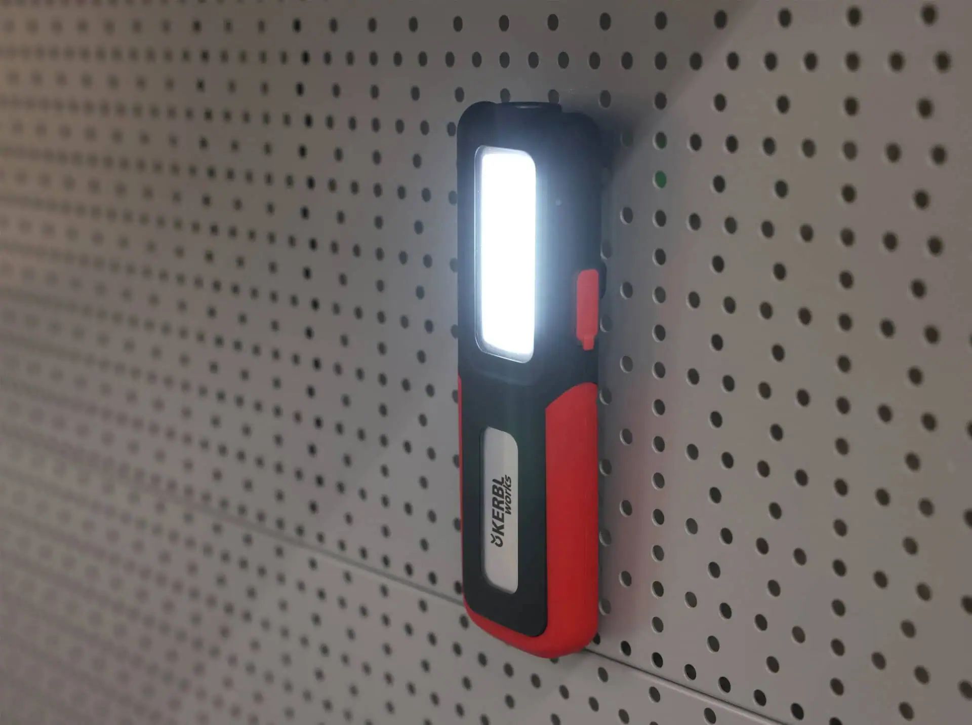 Kerbl Lampada LED da lavoro WorkFire 350 ricaricabile, in uso