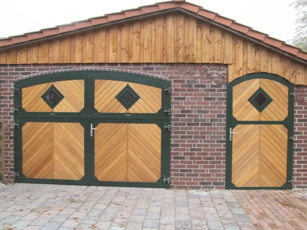 Growi Stalltor mit Bogen & Karo-Fenster, wetterfeste Holzfüllung, im Einsatz