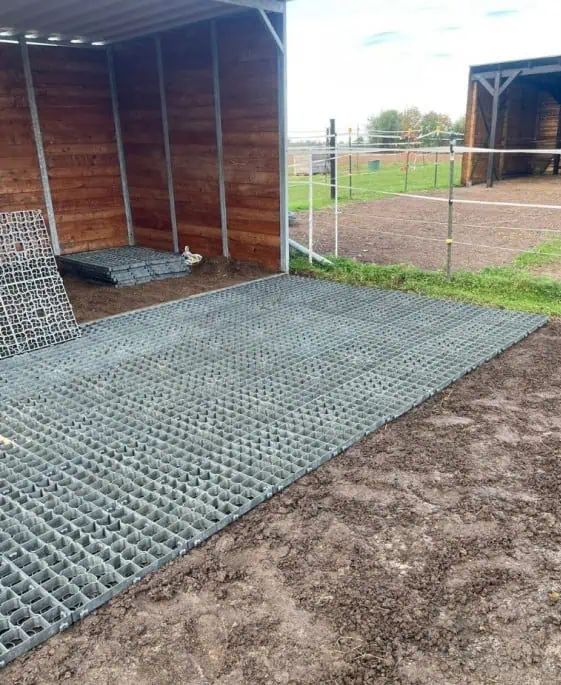Dalle stabilisatrice gravier EkoGrid EG40 - 50 x 50 x 4 cm, en utilisation, à l'écurie