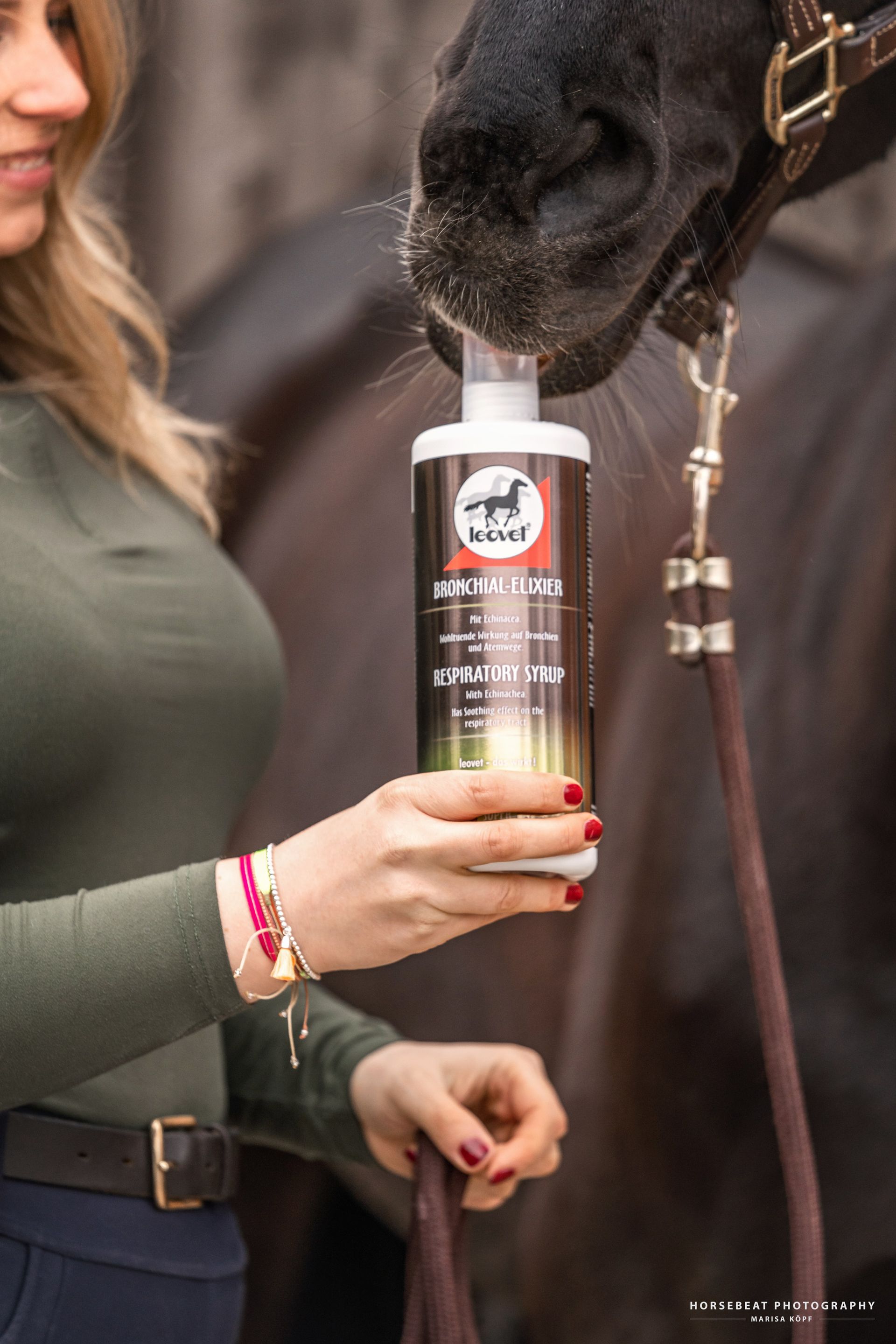 leovet Bronchial Elixír Echinaceával, 1 L Lótakarmány, használat közben, kézben