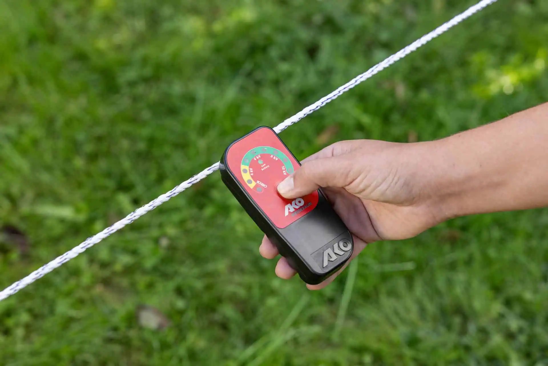Testeur de clôture AKO sans piquet de terre, écran LED, en utilisation, dans la main