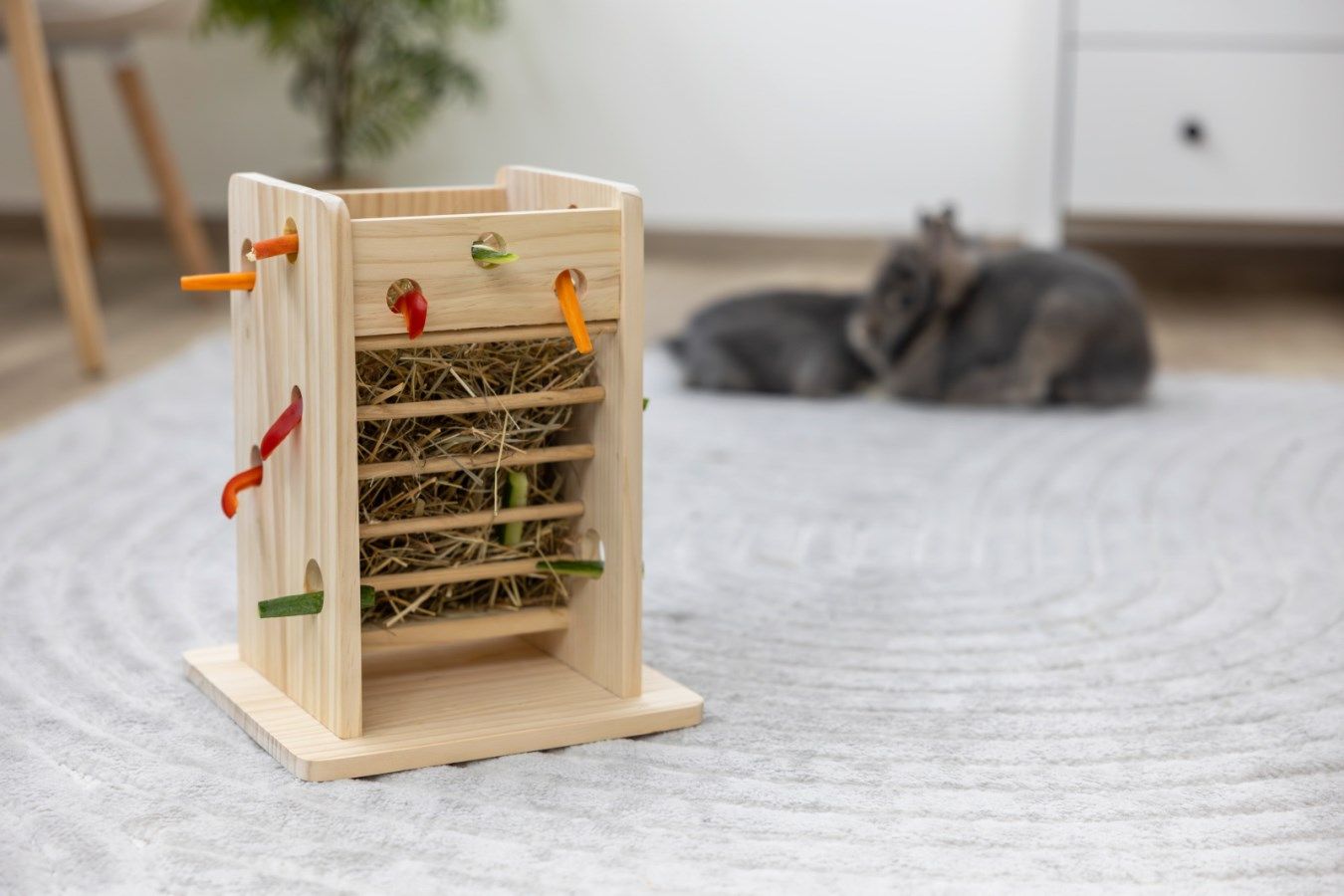 Heuturm & Gemüseturm für Nager aus Holz, im Einsatz