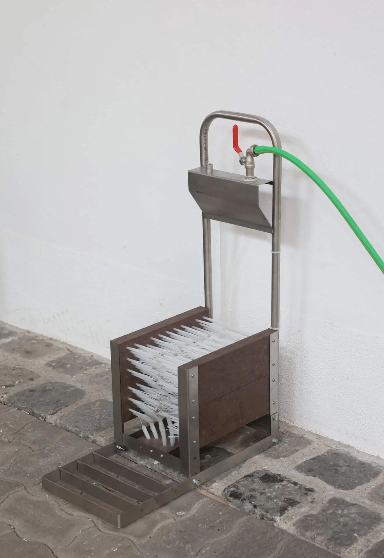 Kerbl Stiefelreiniger Edelstahl mit Wasseranschluss, zum Aufstellen, Seitenansicht