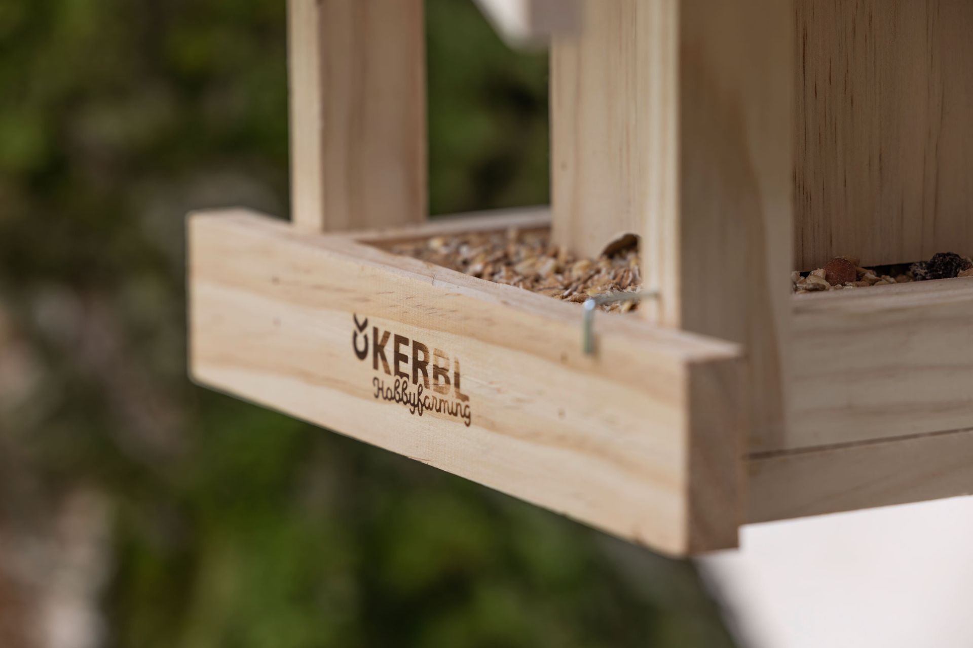 Kerbl Madáretető Ház Leitenberg, Fa, Kihúzható Fiókkal, 1,1 L, részlet, logó