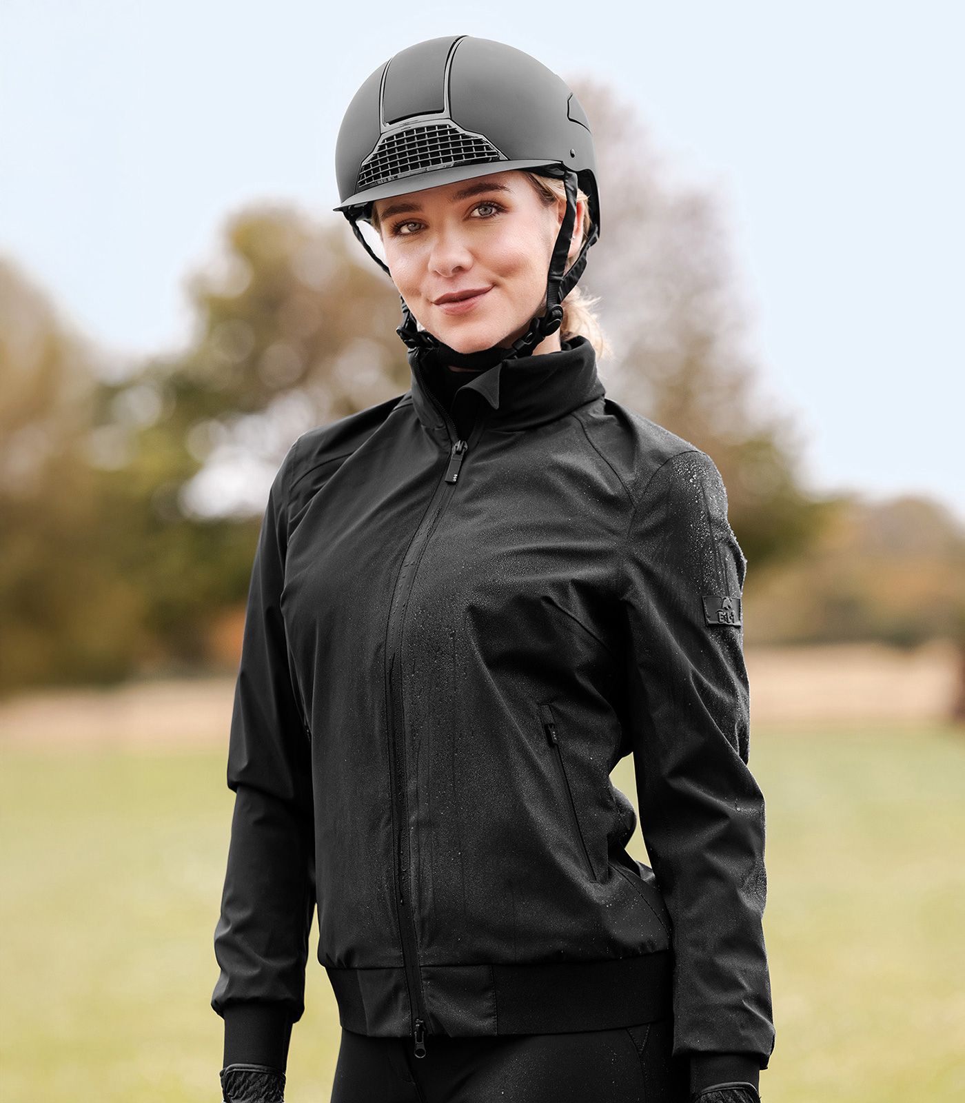 SWING Casque équitation H24 Chrome, noir mat, réglable, en utilisation